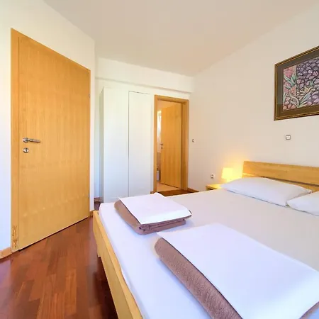 Bed and breakfast Lucija 4*