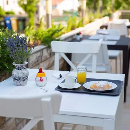 Bed & Breakfast Lucija 4*