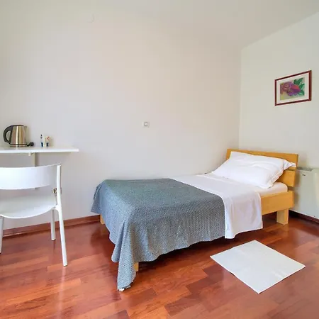 Bed and breakfast Lucija 4*